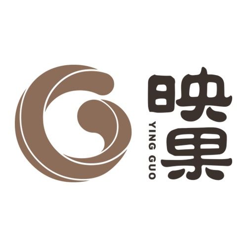 Những bụi chuối, ruộng lúa, vườn rau bên ngôi nhà tranh vách gỗ lung linh hơn bởi những ánh đèn màu.